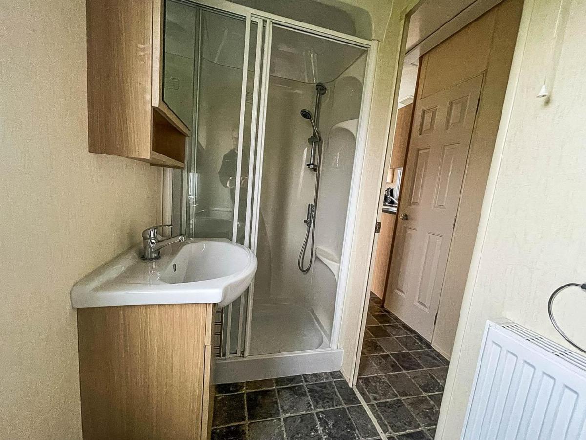Lovely Caravan With Decking At Heacham Beach In Norfolk, Sleeps 6 Ref 21020C Экстерьер фото
