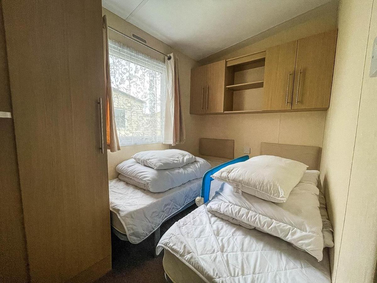 Lovely Caravan With Decking At Heacham Beach In Norfolk, Sleeps 6 Ref 21020C Экстерьер фото