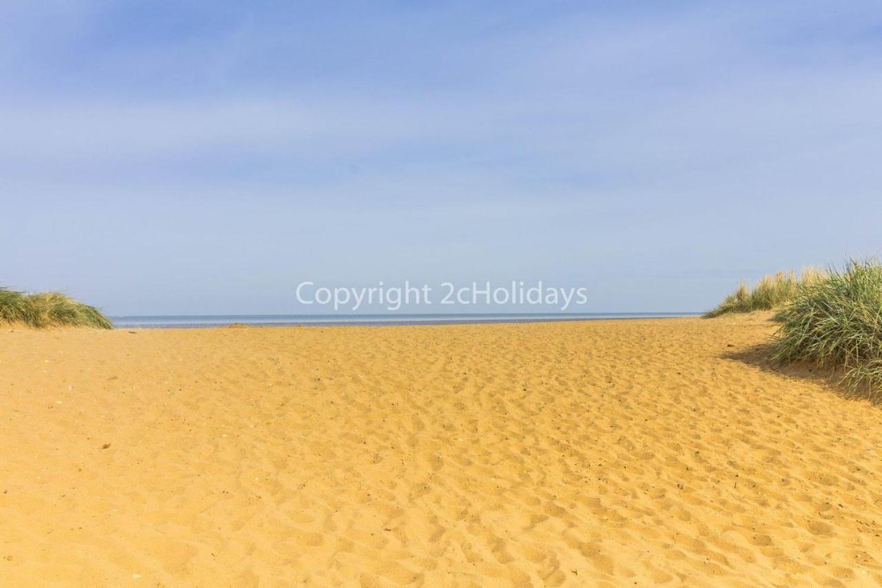 Lovely Caravan With Decking At Heacham Beach In Norfolk, Sleeps 6 Ref 21020C Экстерьер фото
